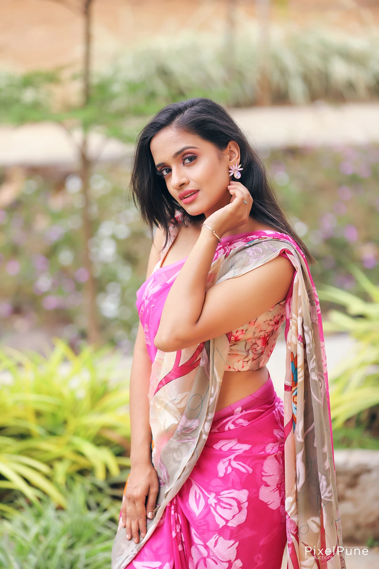 Actress Sanika Banaraswale in pink saree